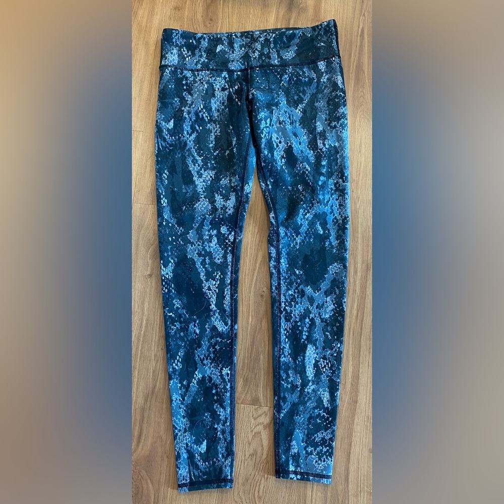 ALO Yoga Airbrush Snakeskin Python Leggings in Gray/ Black, Size Small